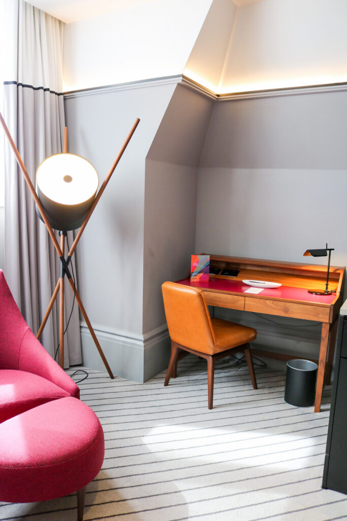 desk-in-king-bed-deluxe-room
