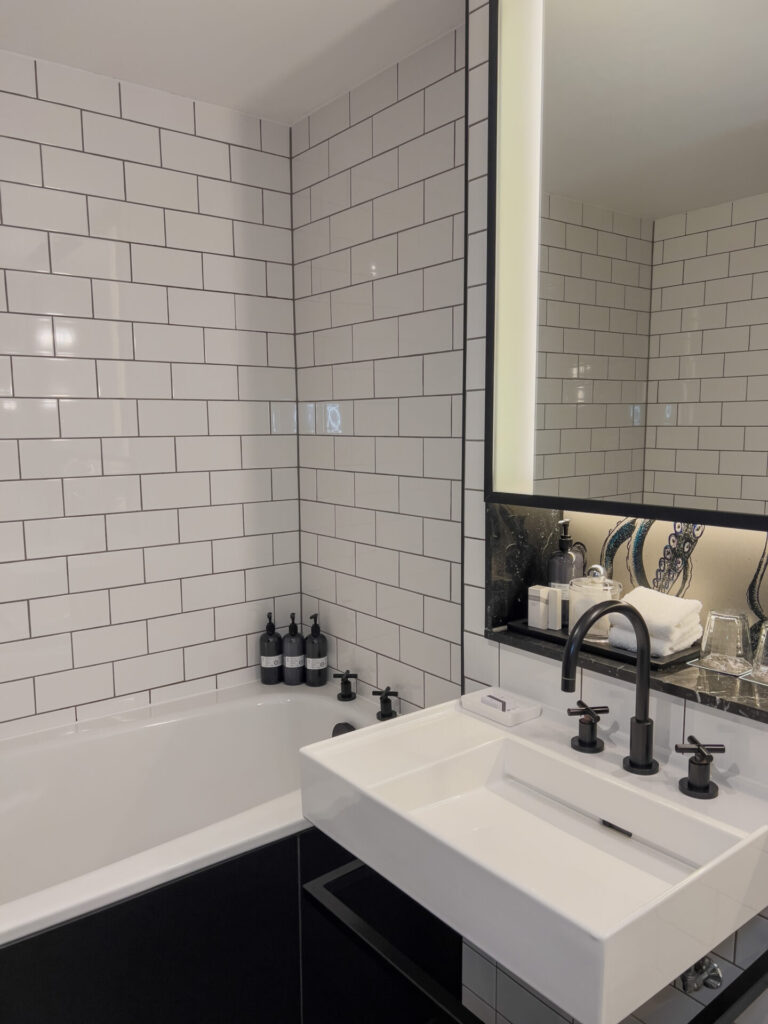 bathtub-in-king-bed-deluxe-room